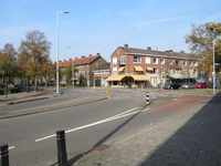 833835 Gezicht op de kruising van de Omloop, de Laan van Chartroise en de Anton Geesinkstraat te Utrecht, met op de ...